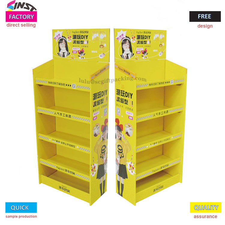 رف العرض الصغير من الورق المقوى الأصفر في السوبر ماركت مشتعل!